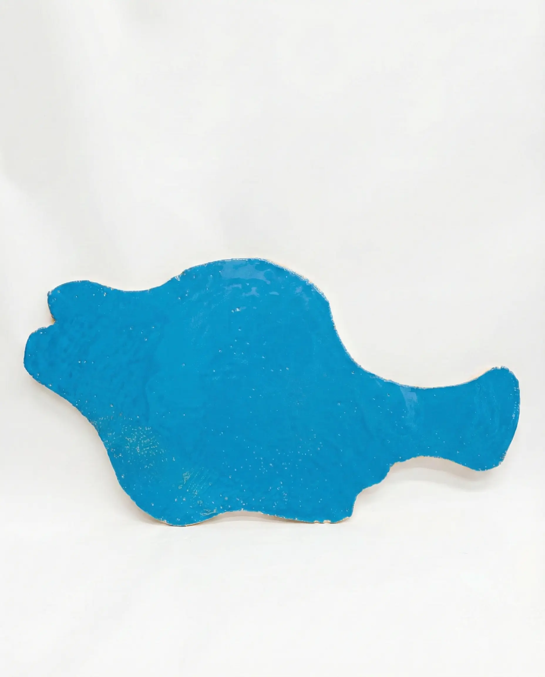 Keramik #05 – Hanna Maxi Schumacher | Handgefertigte Keramik Düsseldorf Keramik #05 von Hanna Maxi Schumacher – Hellblau, 83 × 47 × 1,5 cm | Künstlerin Malerin Düsseldorf NRW Germany | Ceramic Art 2025