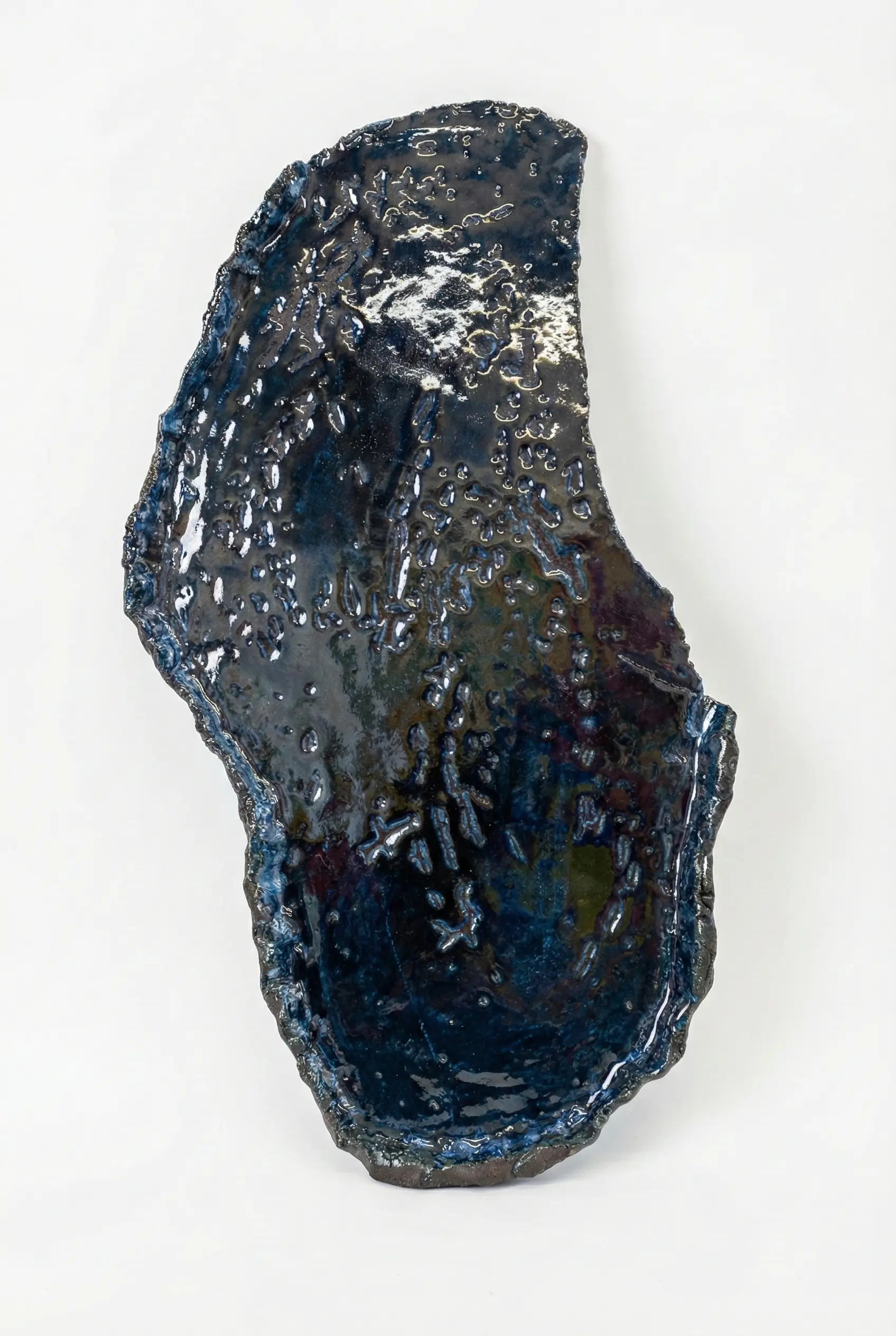 Keramik #01 – Hanna Maxi Schumacher | Handgefertigte Keramik Düsseldorf Keramik #01 von Hanna Maxi Schumacher – Schwarzpetrol, 80 × 46 × 3 cm | Künstlerin Malerin Düsseldorf NRW Germany | Ceramic Art 2025